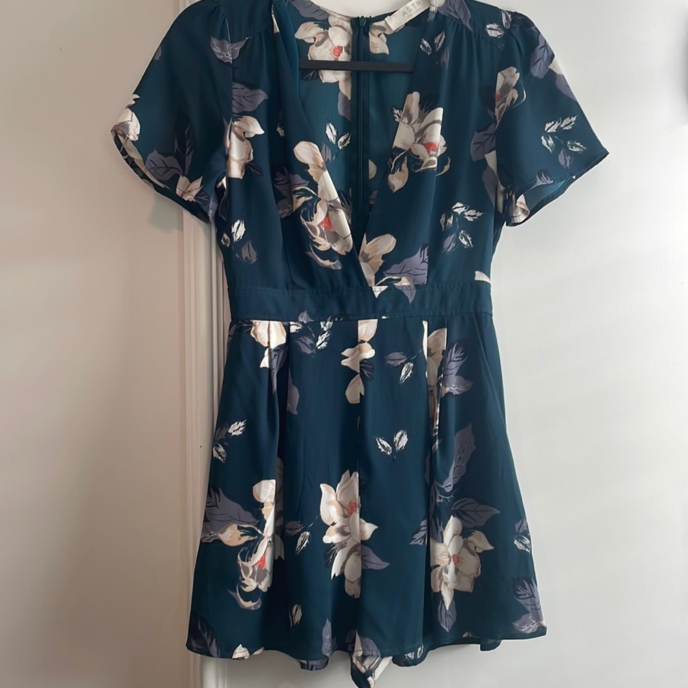 ASTR Romper Size Small Worn a couple times in great condition